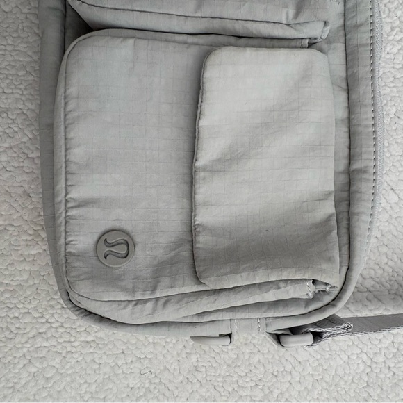 lululemon messenger bag Everywhere Wordmark Crossbody Belt 1L This lululemon Crossbody Camera Bag offers a sleek and contemporary way to carry your essentials while repping the Los Angeles Kings This cross Lululemon Athletica Light Gray Messenger